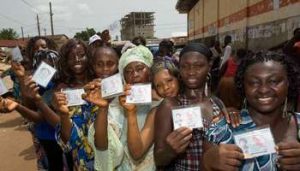 File d'attente devant un bureau de vote &agrave; Conakry lors du premier tour en 2010. &copy; Youri Lenquette. 