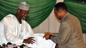 Le pr&eacute;sident de la Commission &eacute;lectorale nationale ind&eacute;pendante Attahiru Jega (G) lors de la collecte des r&eacute;sultats, le 30 mars &agrave; Abuja (source: RFI)